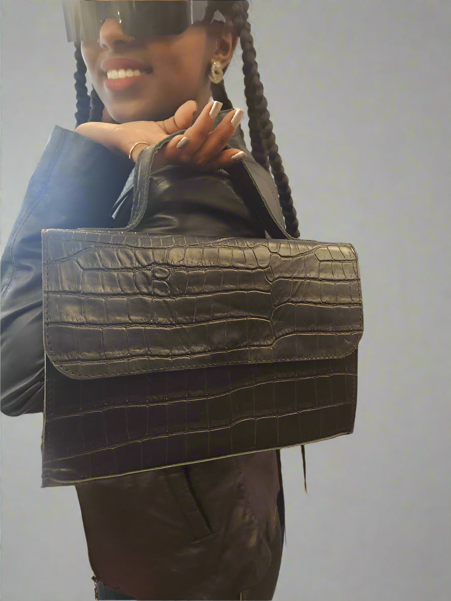 Ladies Clutch Bag โ Elegant, Compact & Stylish for Special Events